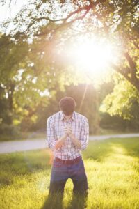 man, praying, kneel-1867390.jpg